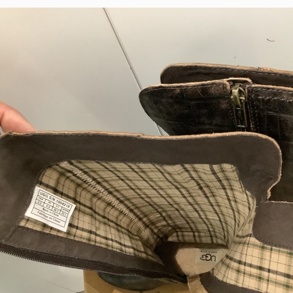 New UGGS winter boots - Picture 4 of 7